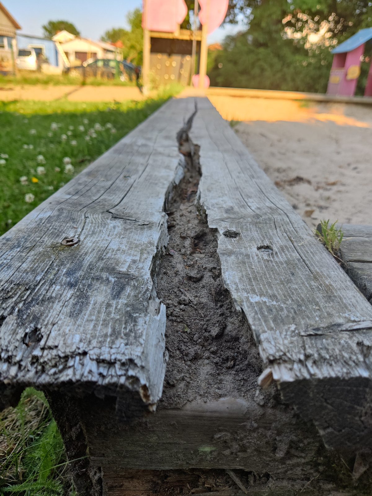 Genomrutten sargbräda, närbild